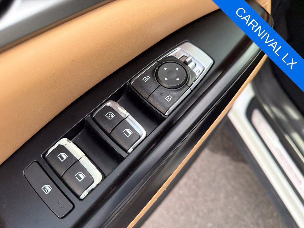 Used 2023 Kia Carnival LX FWD image 11