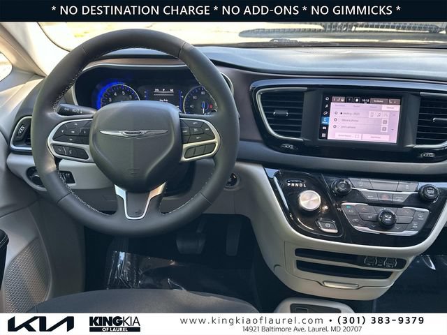 Used 2023 Chrysler Voyager LX FWD image 2