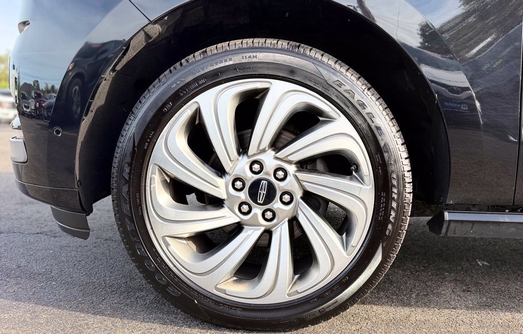 Used 2023 Lincoln Navigator L Reserve AWD/4WD image 3