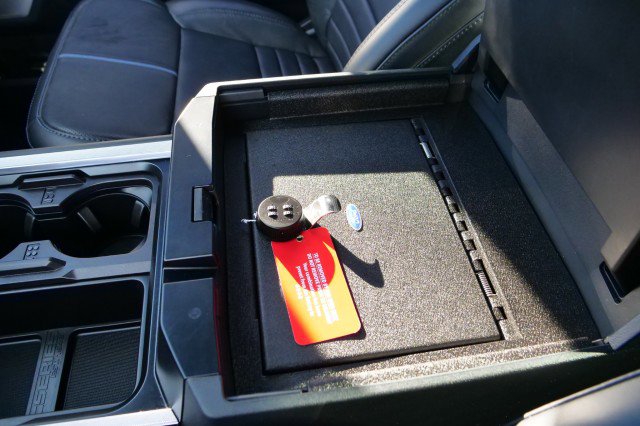 Used 2025 Ford F450 Platinum w/ FX4 Off-Road Package image 31