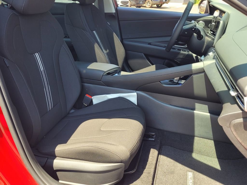 New 2025 Hyundai Elantra SEL image 18