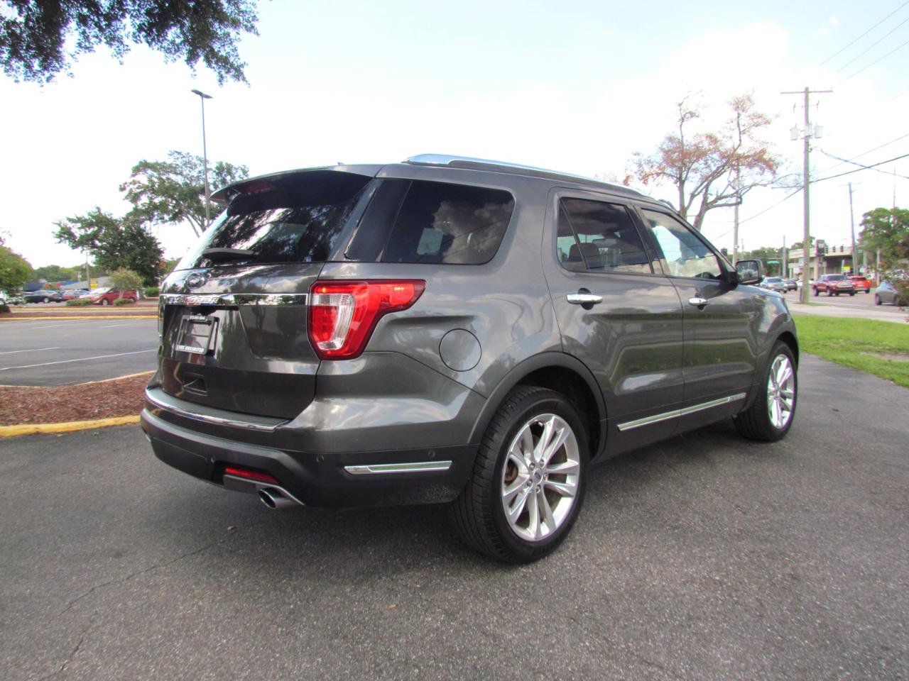 Used 2018 Ford Explorer Limited w/ Equipment Group 301A FWD image 8