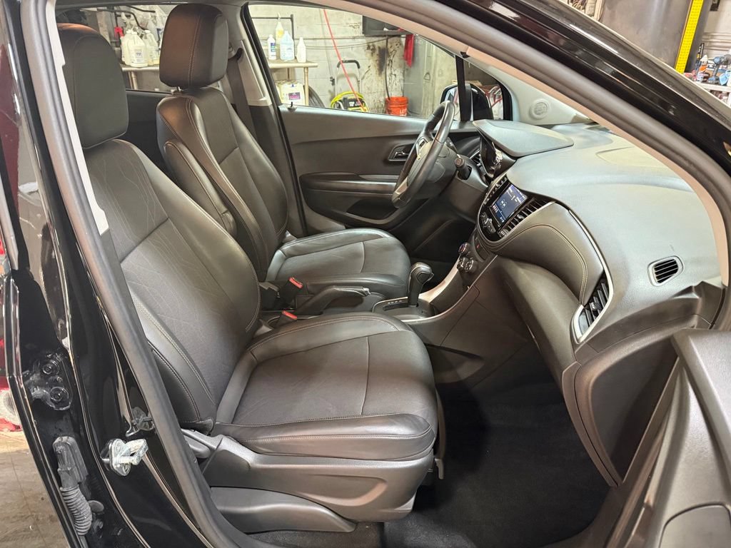 Used 2022 Chevrolet Trax LT w/ LT Convenience Package AWD/4WD image 21