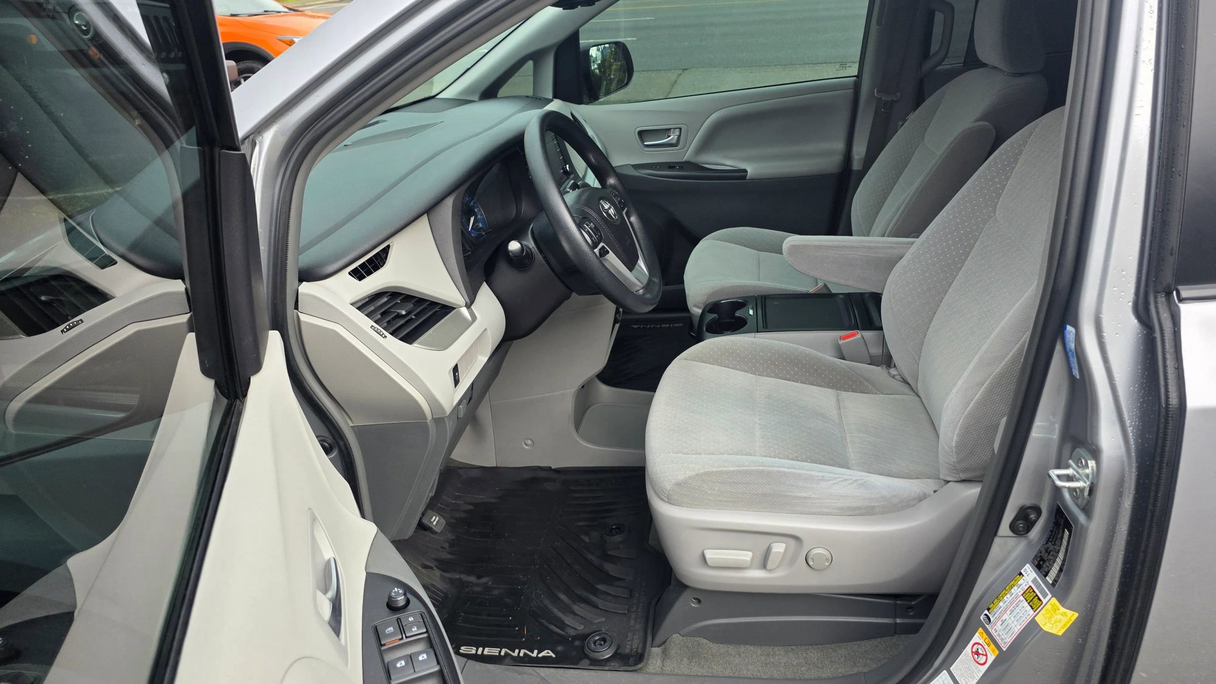 Used 2018 Toyota Sienna LE FWD image 9