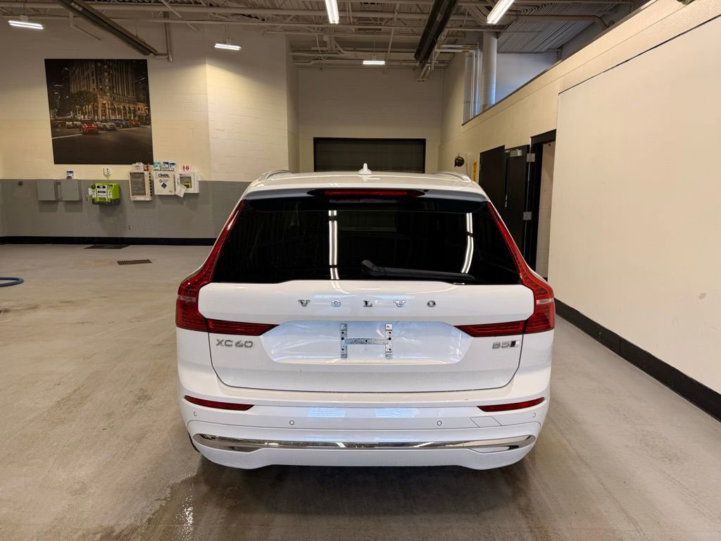 Used 2023 Volvo XC60 B5 Plus image 4