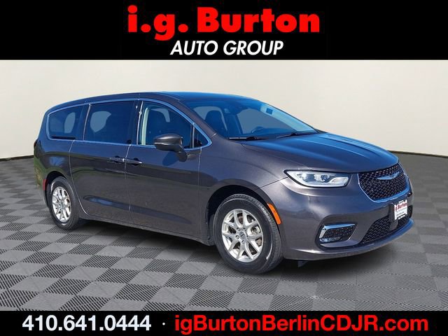 Used 2023 Chrysler Pacifica Touring-L FWD image 1