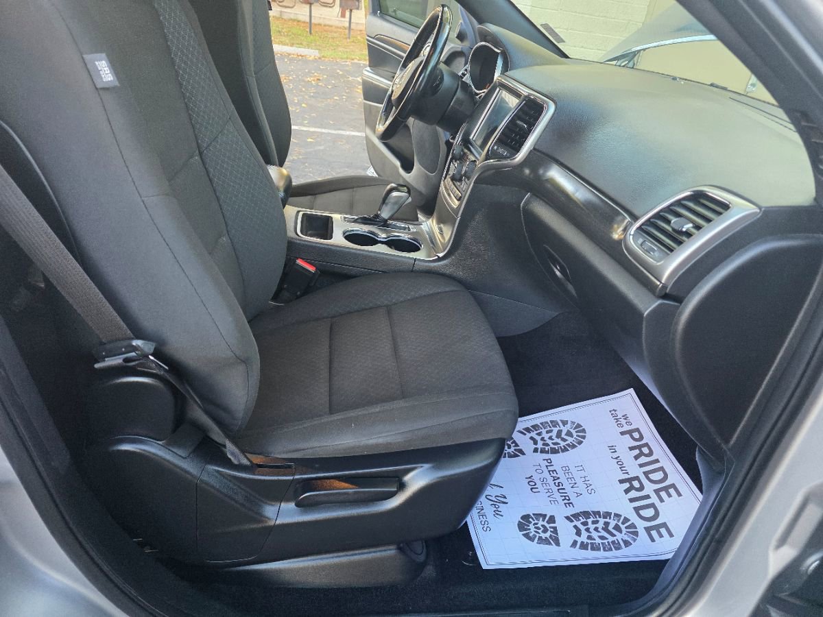 Used 2018 Jeep Grand Cherokee Laredo image 23