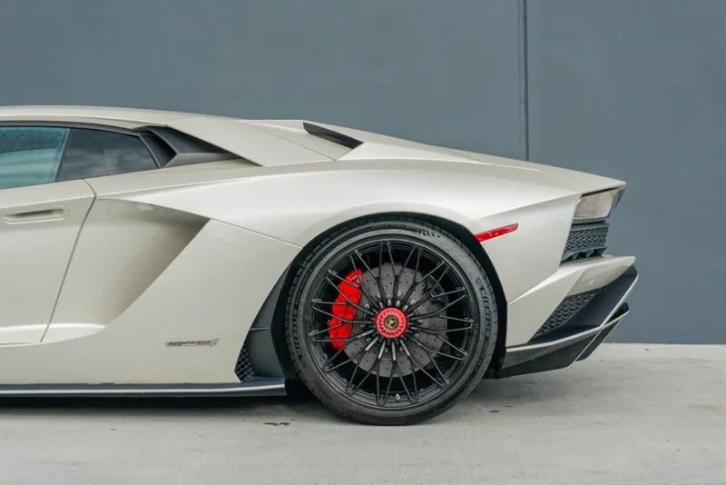 Used 2017 Lamborghini Aventador S image 28
