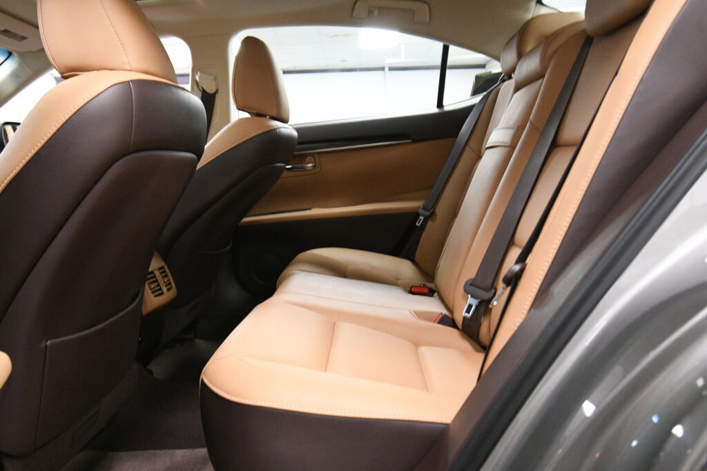 Used 2017 Lexus ES 350 w/ Navigation System Package image 23