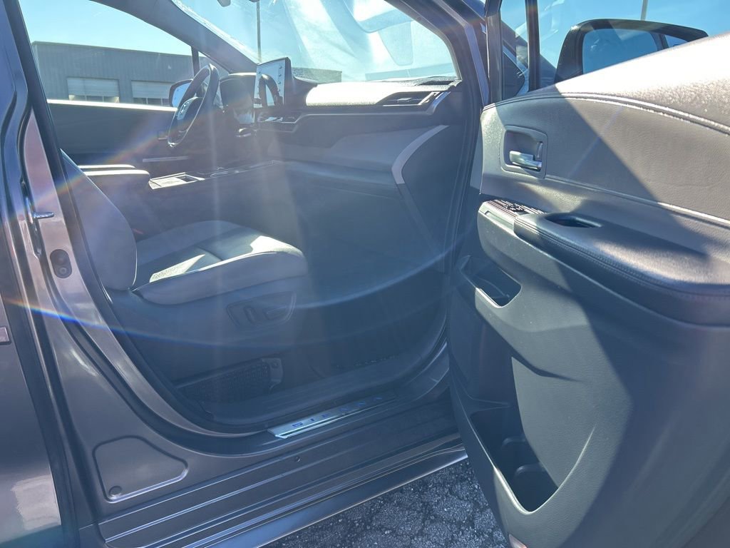 Used 2021 Toyota Sienna XLE image 18