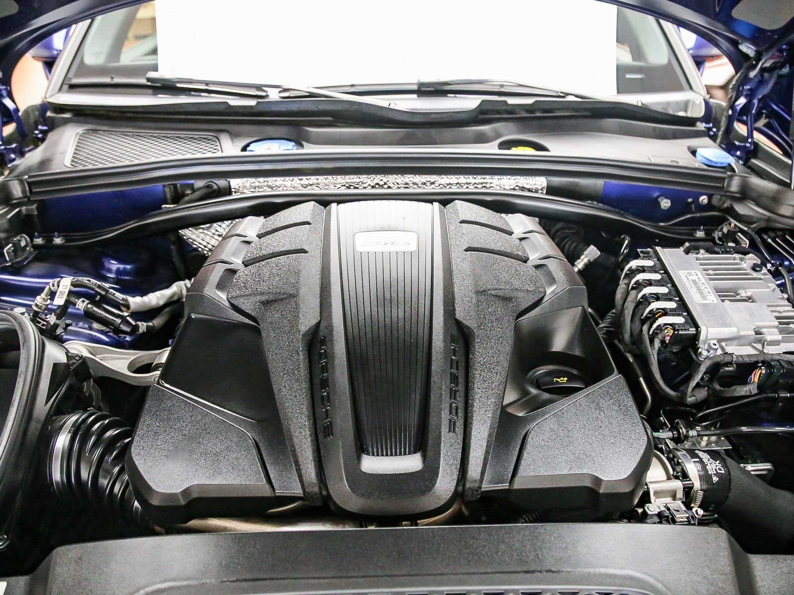 Certified 2023 Porsche Macan S AWD/4WD image 32