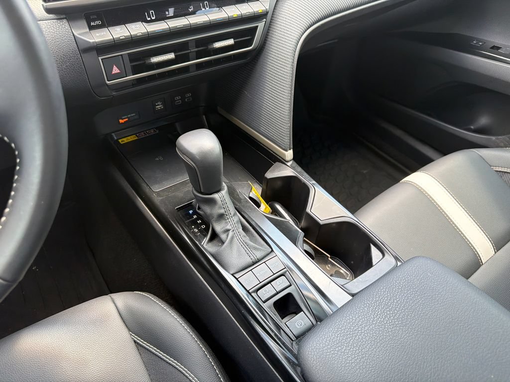 Used 2025 Toyota Camry SE w/ Convenience Package FWD image 30