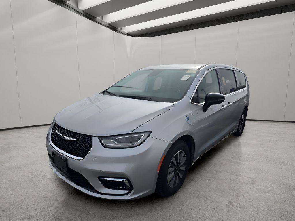 Used 2024 Chrysler Pacifica Select