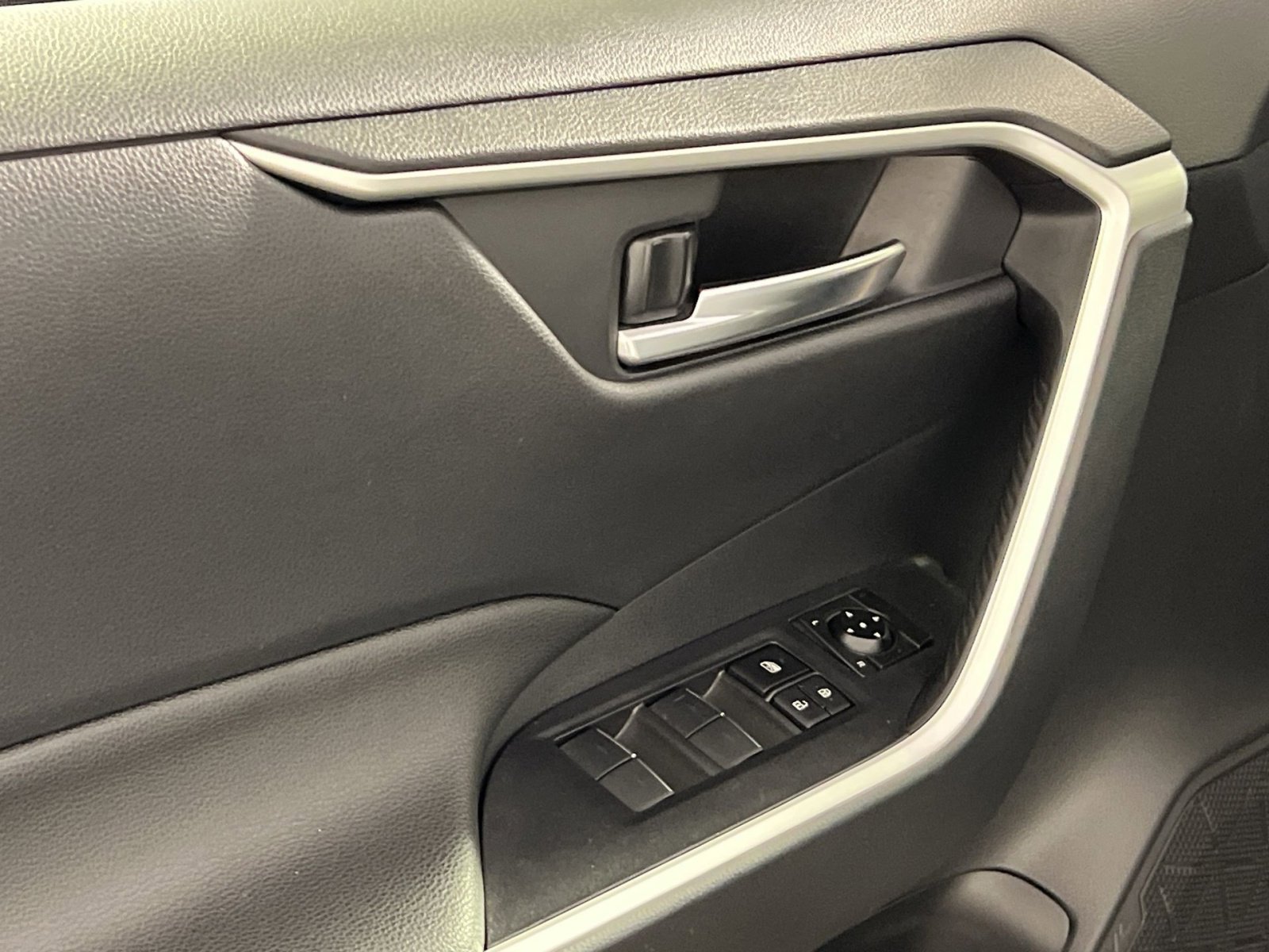 Used 2025 Toyota RAV4 XLE image 15