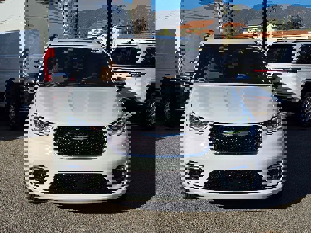 New 2026 Chrysler Pacifica Pinnacle image 2