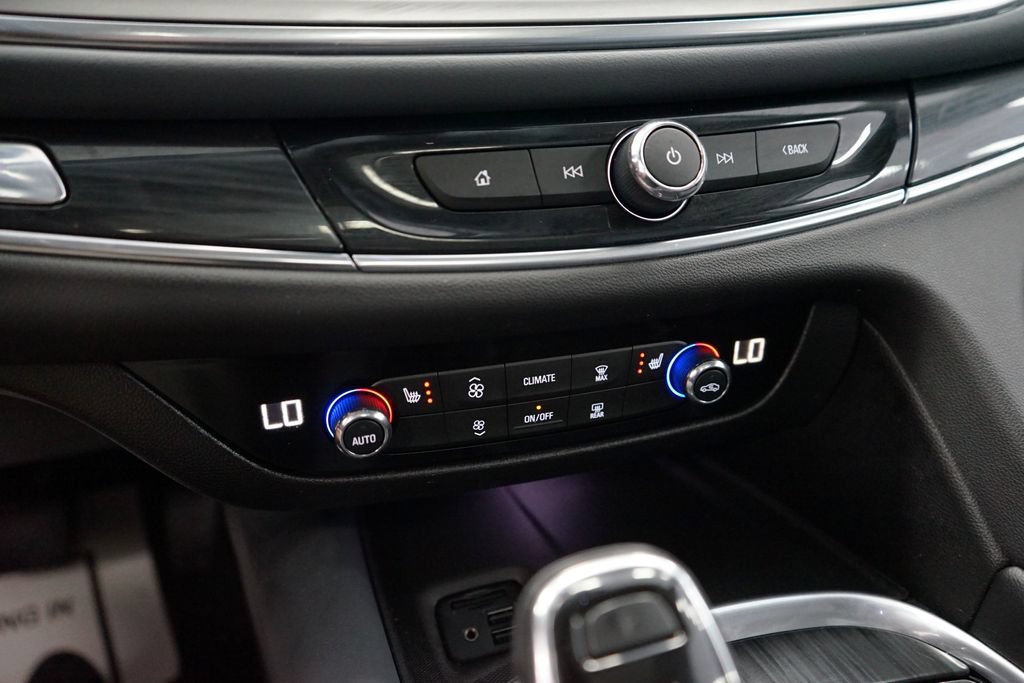 Used 2020 Buick Enclave Essence w/ Sound and Sites Package AWD/4WD image 38