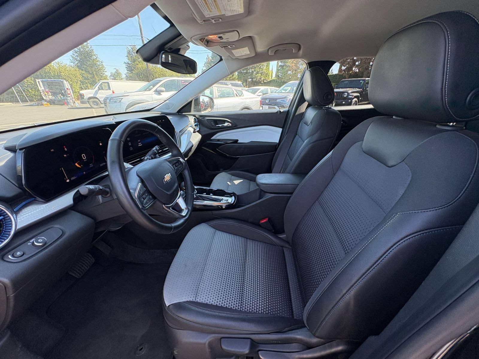 Used 2025 Chevrolet Trax LT w/ LT Convenience Package FWD image 25