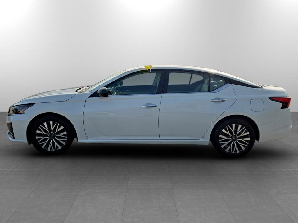 Used 2025 Nissan Altima 2.5 SV FWD image 10
