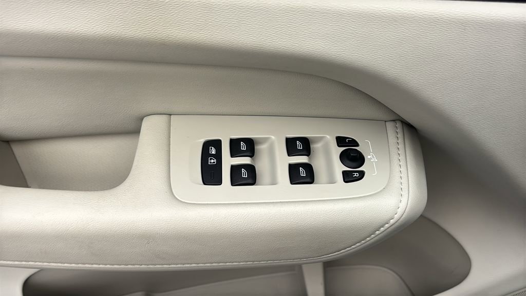 Used 2023 Volvo XC60 B5 Plus w/ Climate Package image 13