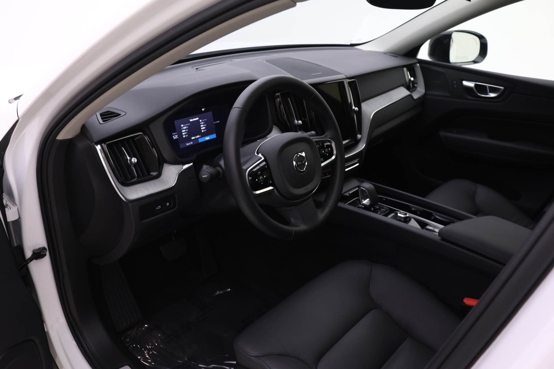 New 2025 Volvo XC60 T8 Plus w/ Protection Package Premier image 9