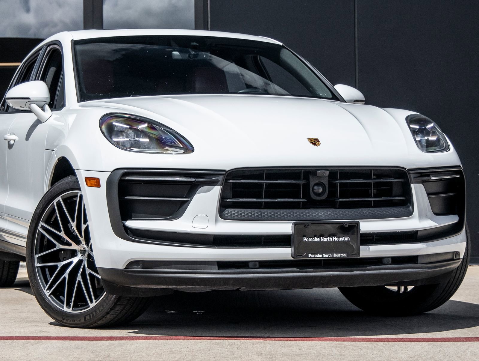 Certified 2023 Porsche Macan image 9