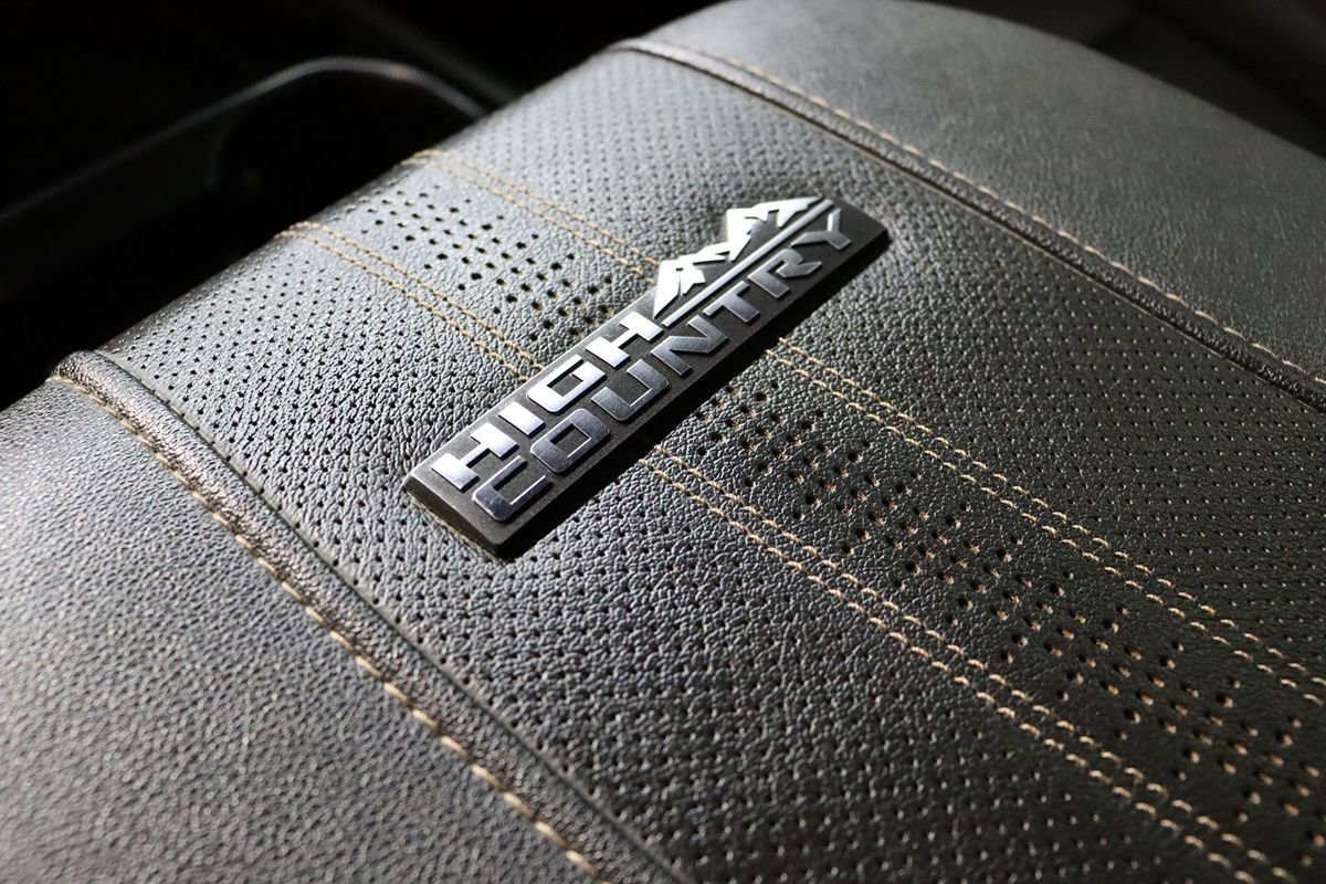 Used 2024 Chevrolet Silverado 2500 High Country w/ High Country Premium Package AWD/4WD image 72