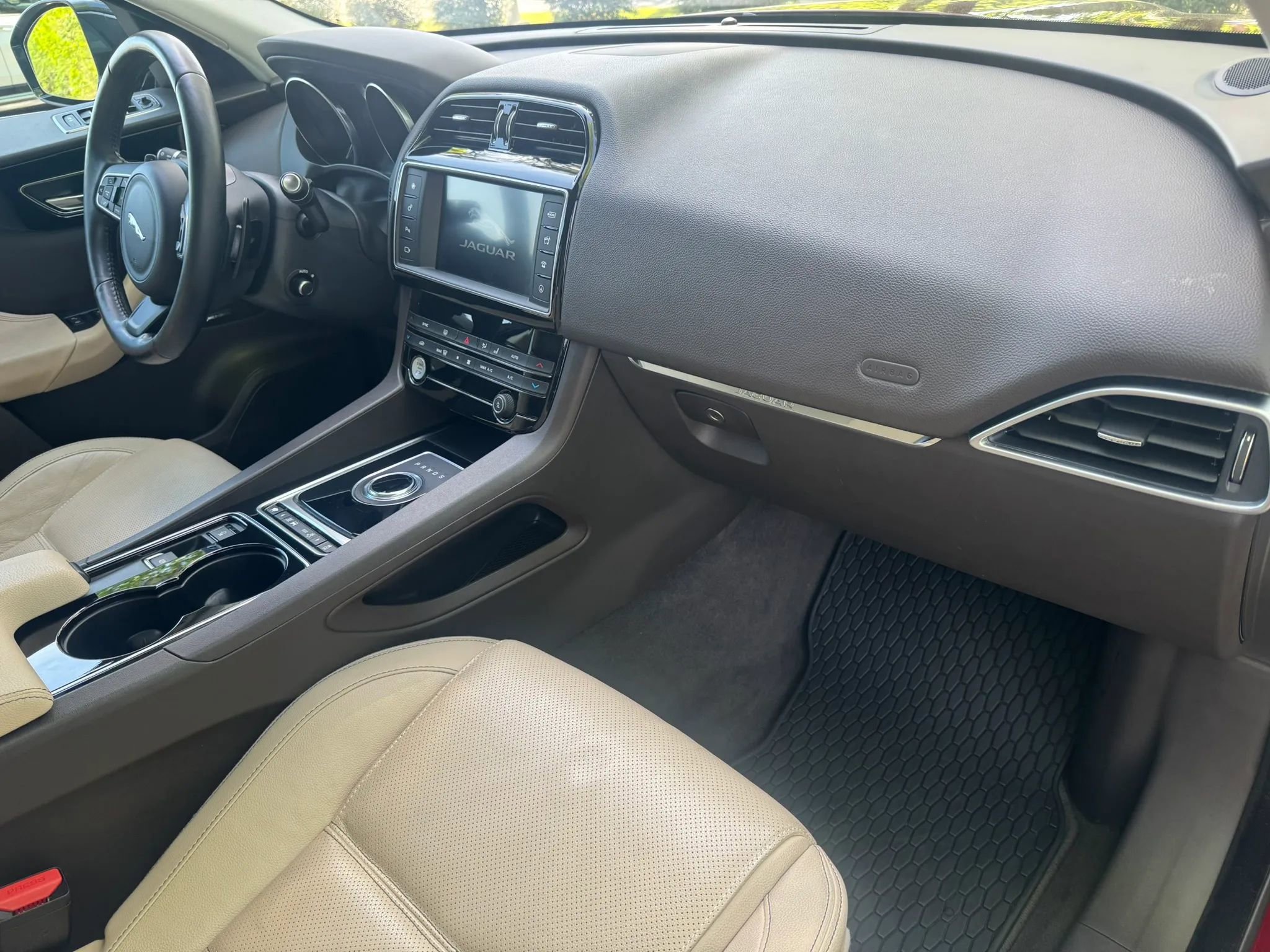 Used 2017 Jaguar F-PACE Prestige image 29