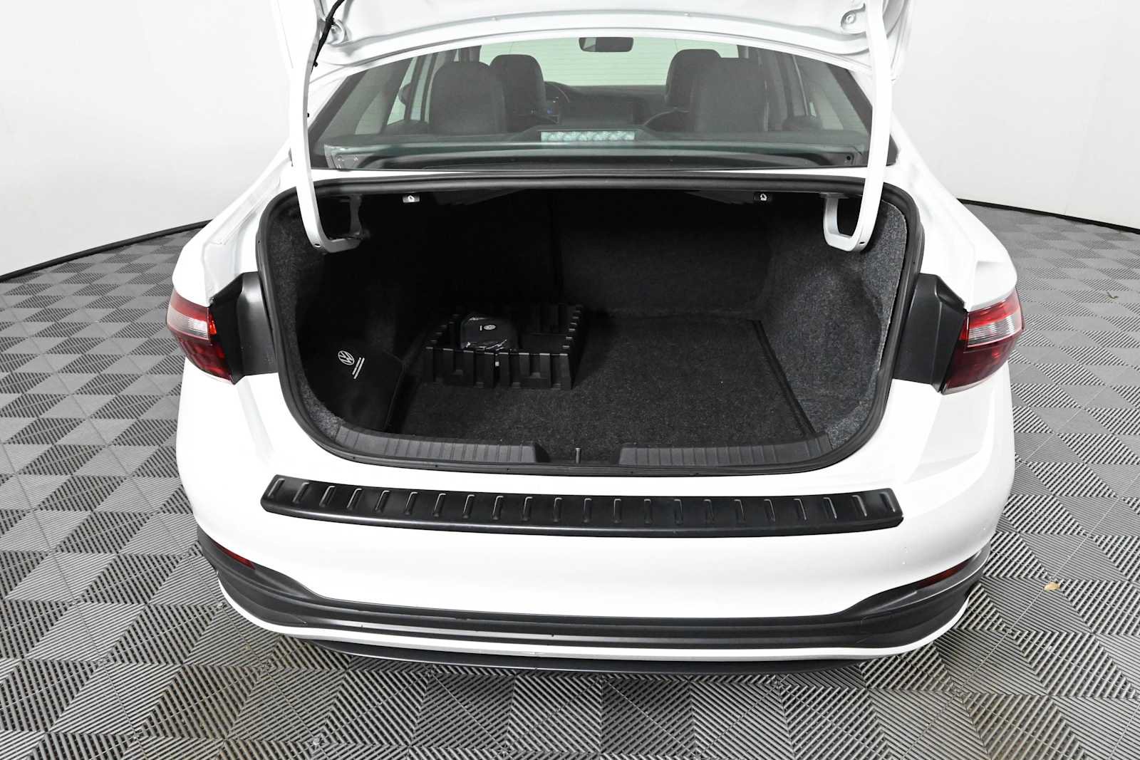 Certified 2023 Volkswagen Jetta SE w/ Panoramic Sunroof Package FWD image 8