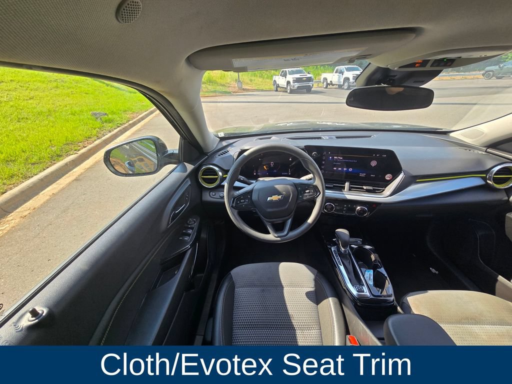 Used 2025 Chevrolet Trax LT FWD image 15