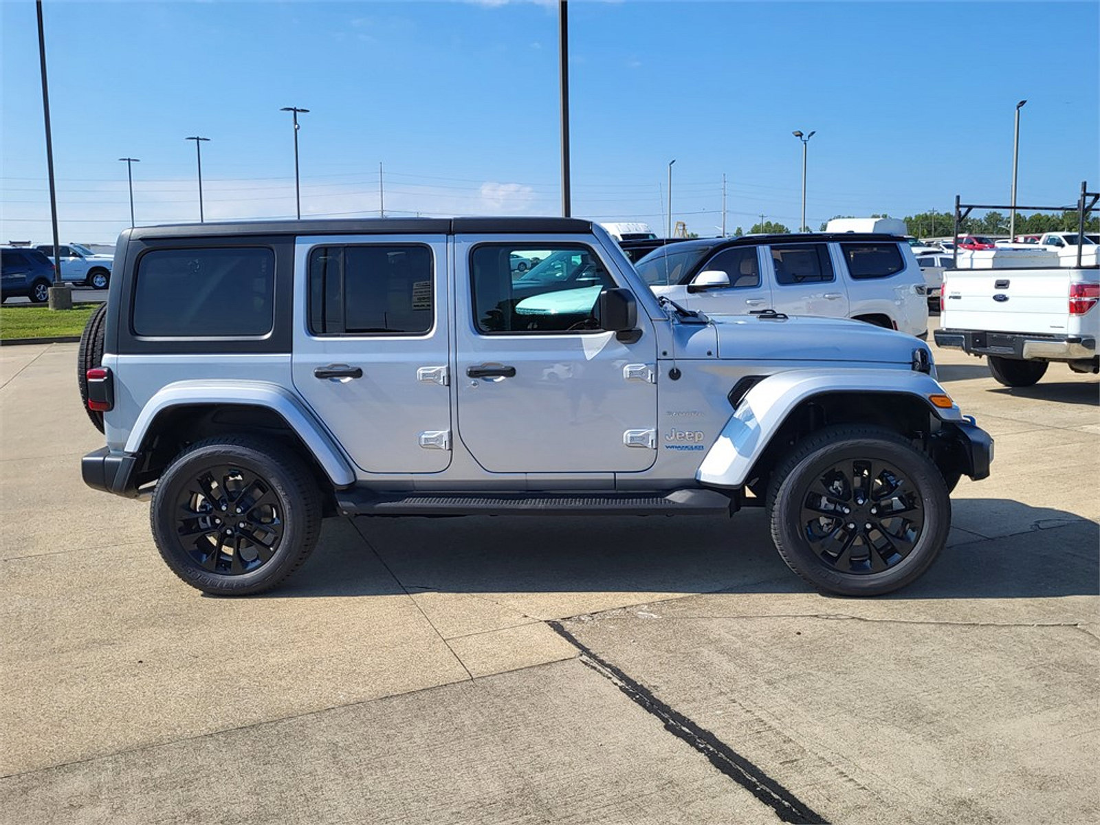Used 2022 Jeep Wrangler Unlimited Sahara w/ Cold Weather Group image 8