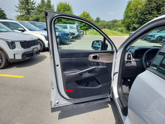 Certified 2022 Kia Sorento S w/ Panoramic Sunroof Package AWD/4WD image 13