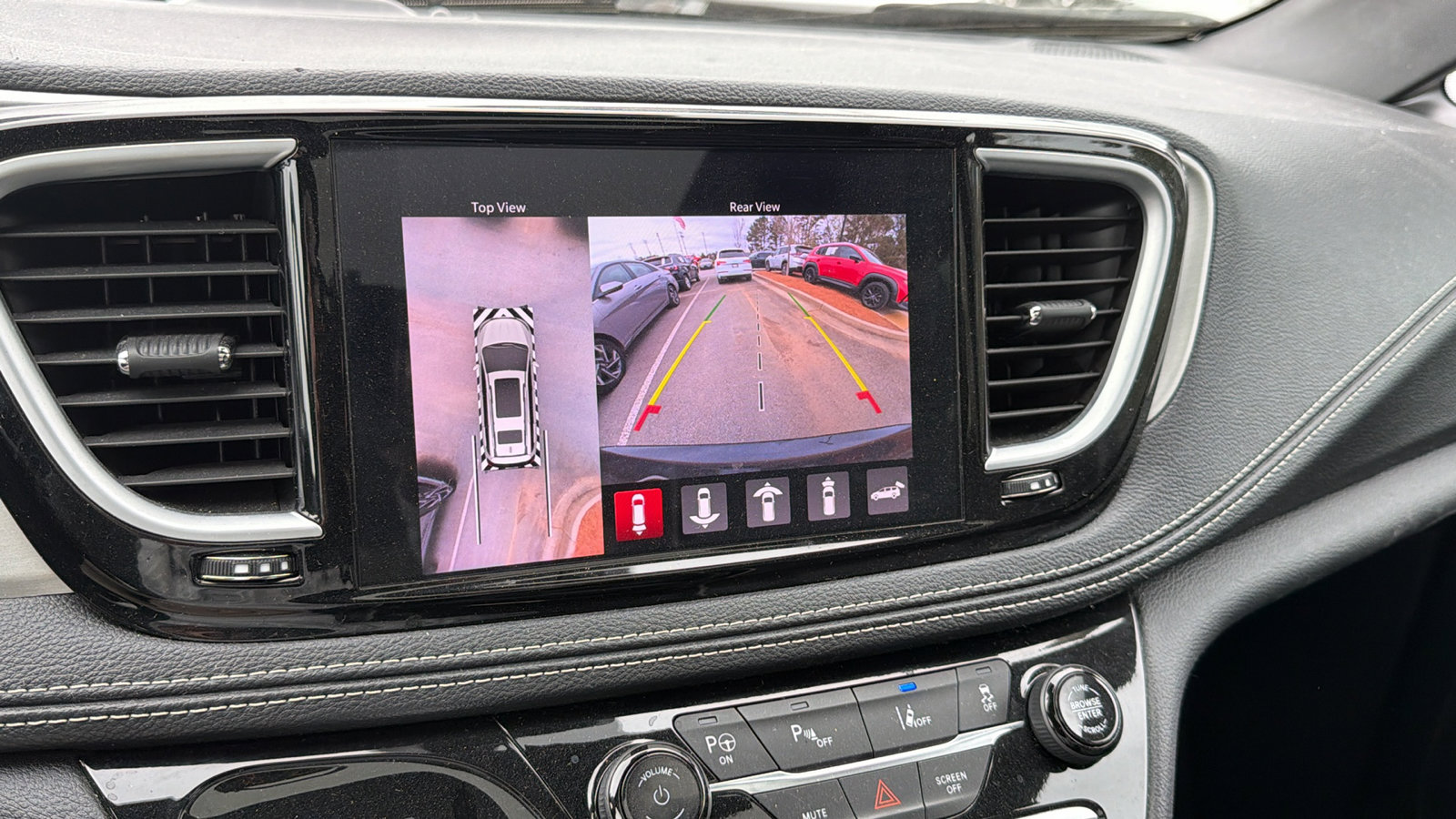 Used 2024 Chrysler Pacifica Premium image 36