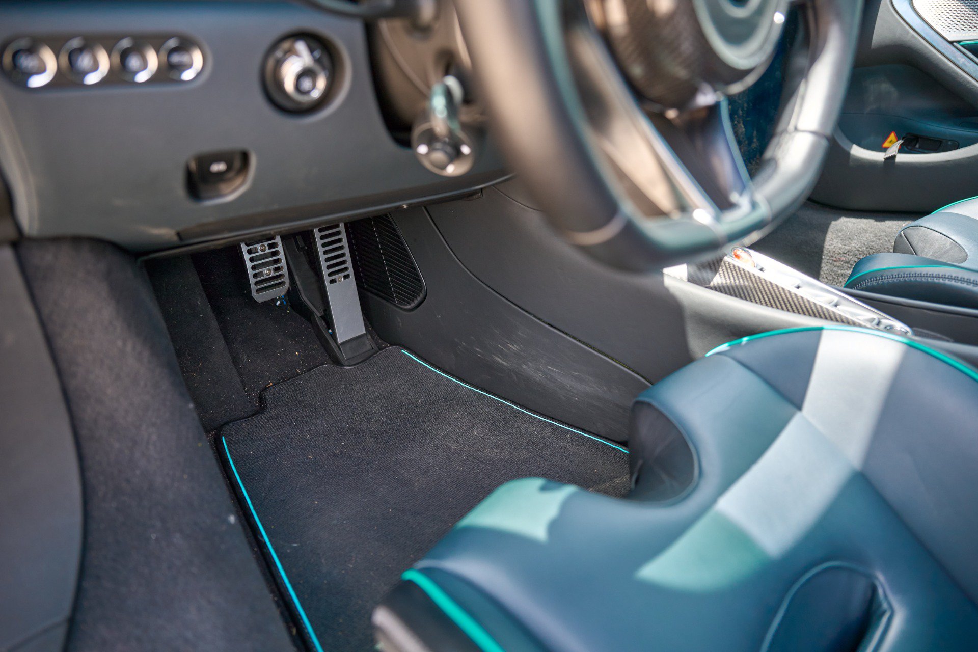 Used 2025 McLaren Artura Spider RWD image 39