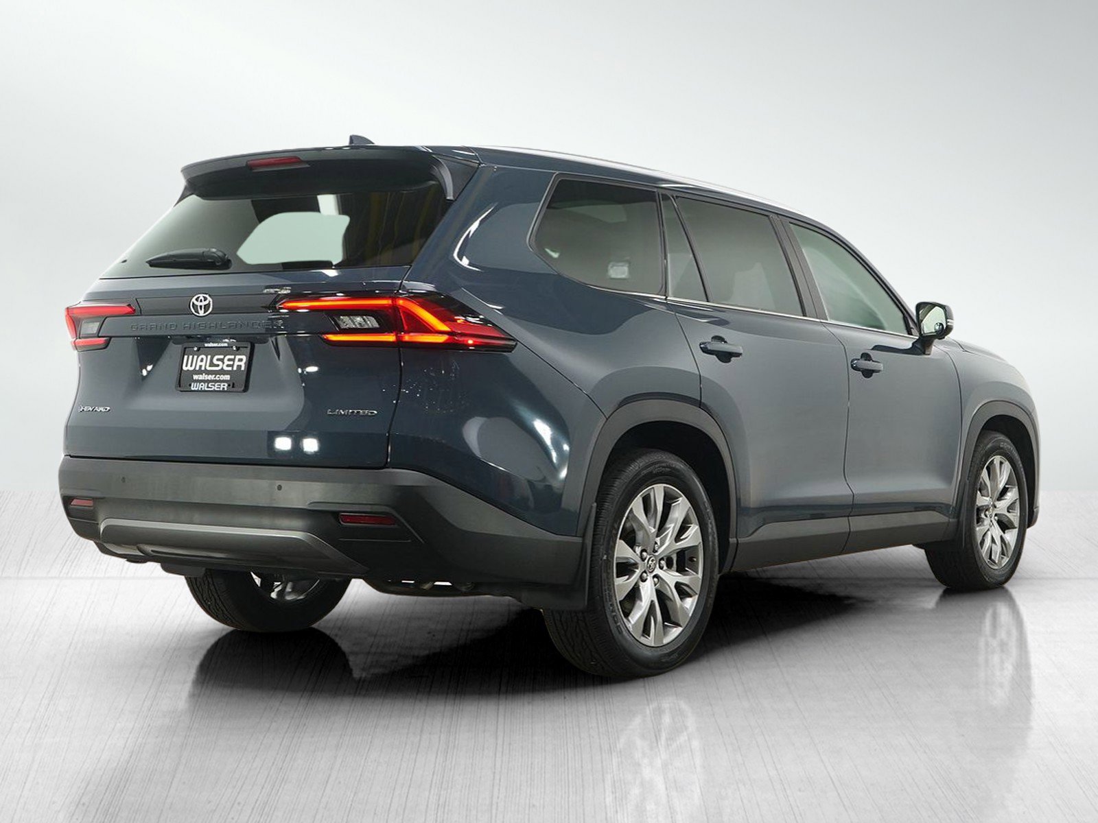 Used 2024 Toyota Grand Highlander Limited AWD/4WD image 5