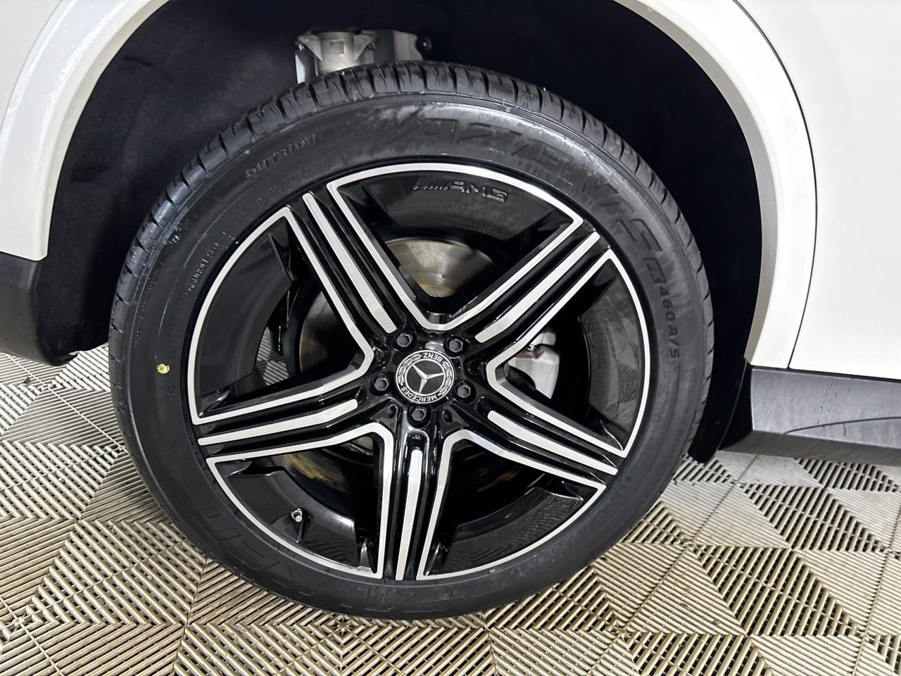 Used 2025 Mercedes-Benz GLC 300 4MATIC image 33