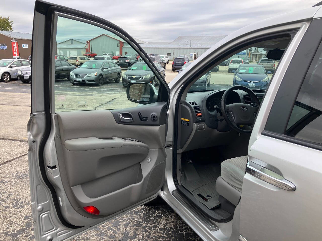 Used 2012 Kia Sedona EX image 9