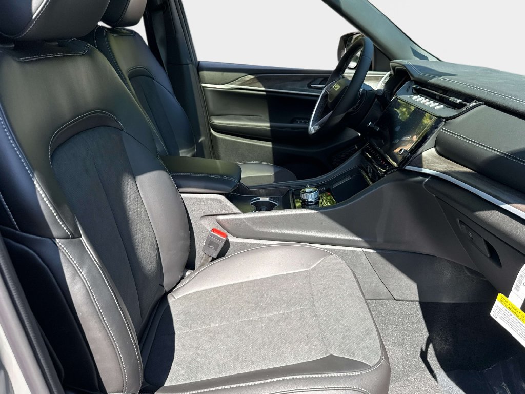 New 2027 Jeep Grand Cherokee Altitude AWD/4WD image 9