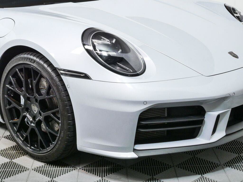 Certified 2025 Porsche 911 Carrera RWD image 31
