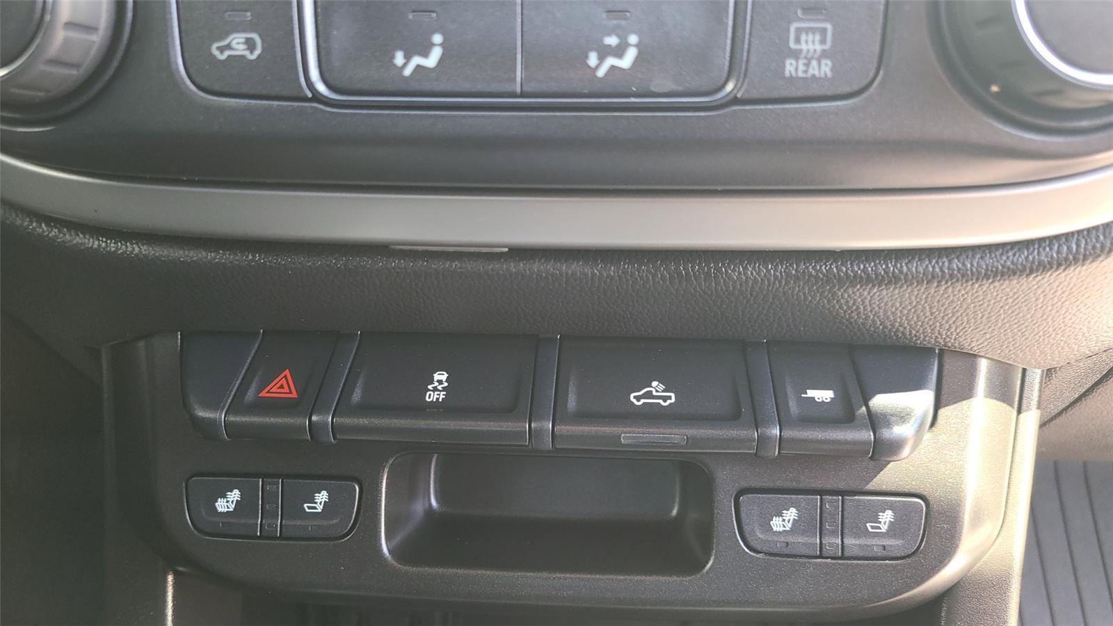 Used 2022 Chevrolet Colorado LT w/ LT Convenience Package AWD/4WD image 15
