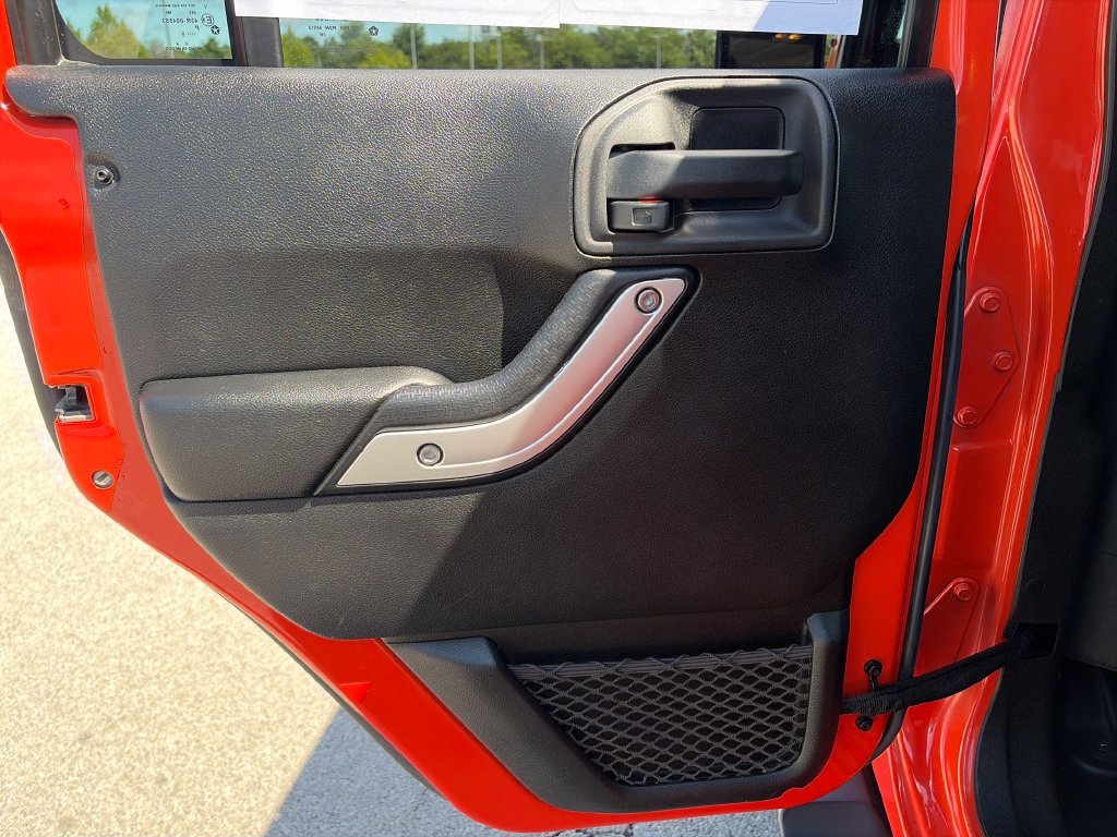 Used 2015 Jeep Wrangler Unlimited Sahara w/ Connectivity Group AWD/4WD image 26