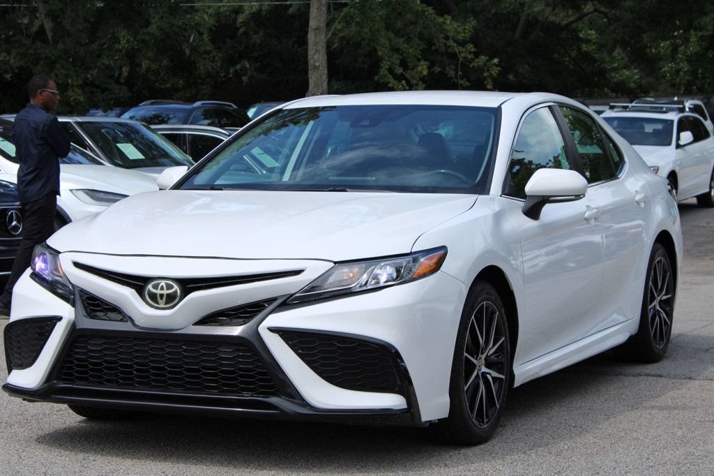 Used 2023 Toyota Camry SE FWD image 3