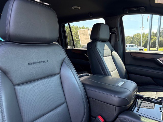 Used 2025 GMC Yukon XL Denali RWD image 11