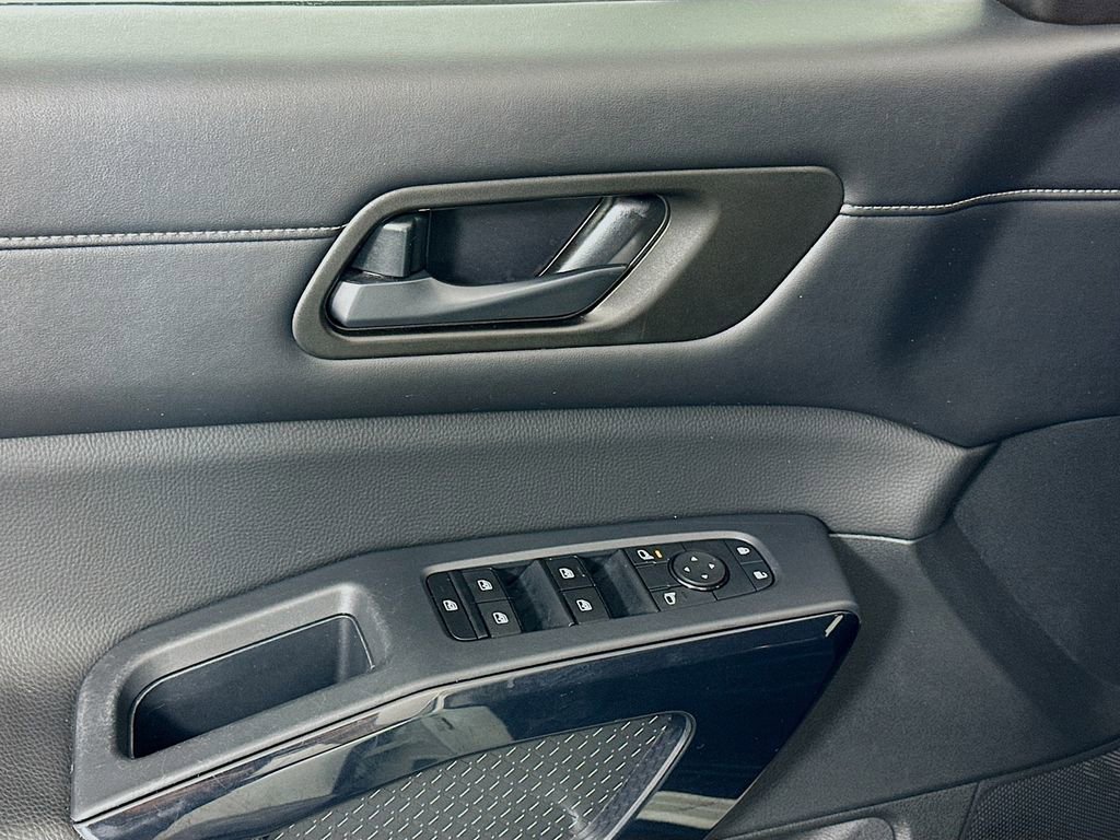 Used 2024 Nissan Pathfinder SV image 17