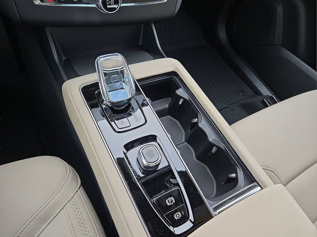 New 2026 Volvo XC90 B6 Plus w/ Protection Package Premier AWD/4WD image 30