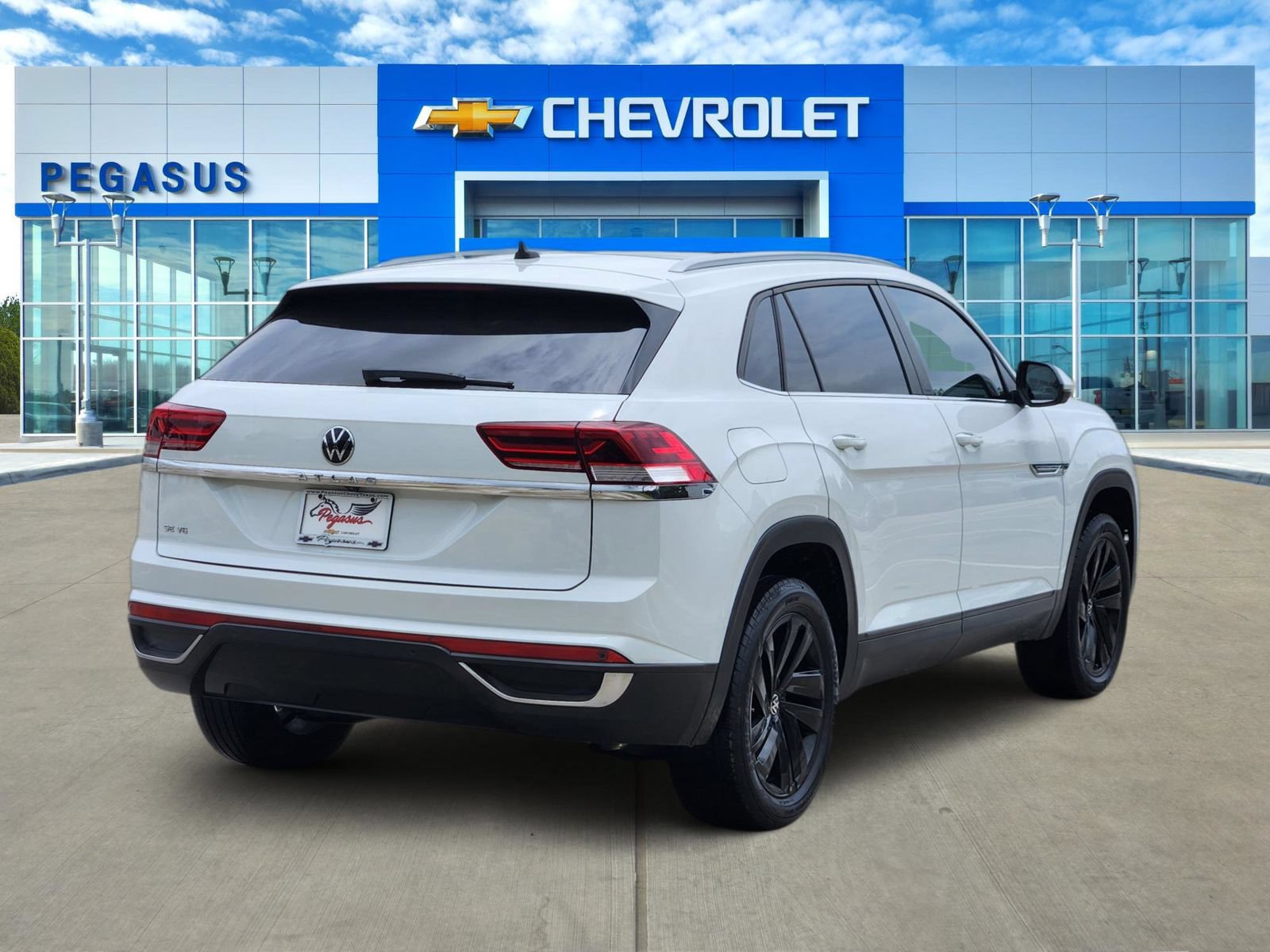 Used 2021 Volkswagen Atlas Cross Sport SE w/ Panoramic Sunroof Package FWD image 4