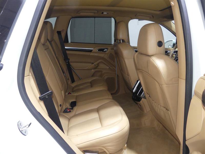 Used 2017 Porsche Cayenne Platinum Edition AWD/4WD image 28