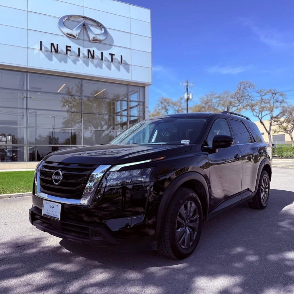 Used 2025 Nissan Pathfinder SV FWD image 1