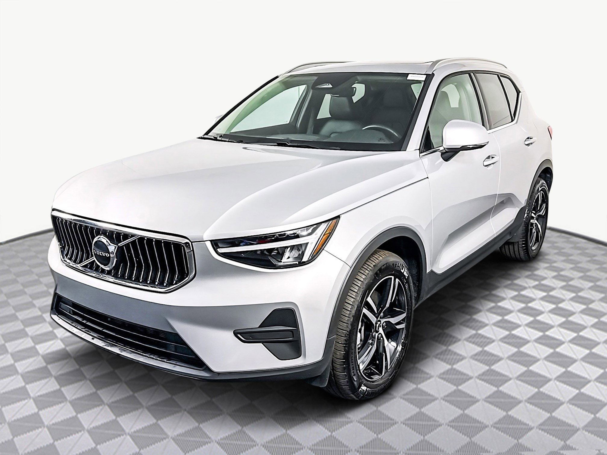 Used 2025 Volvo XC40 B5 Core image 4
