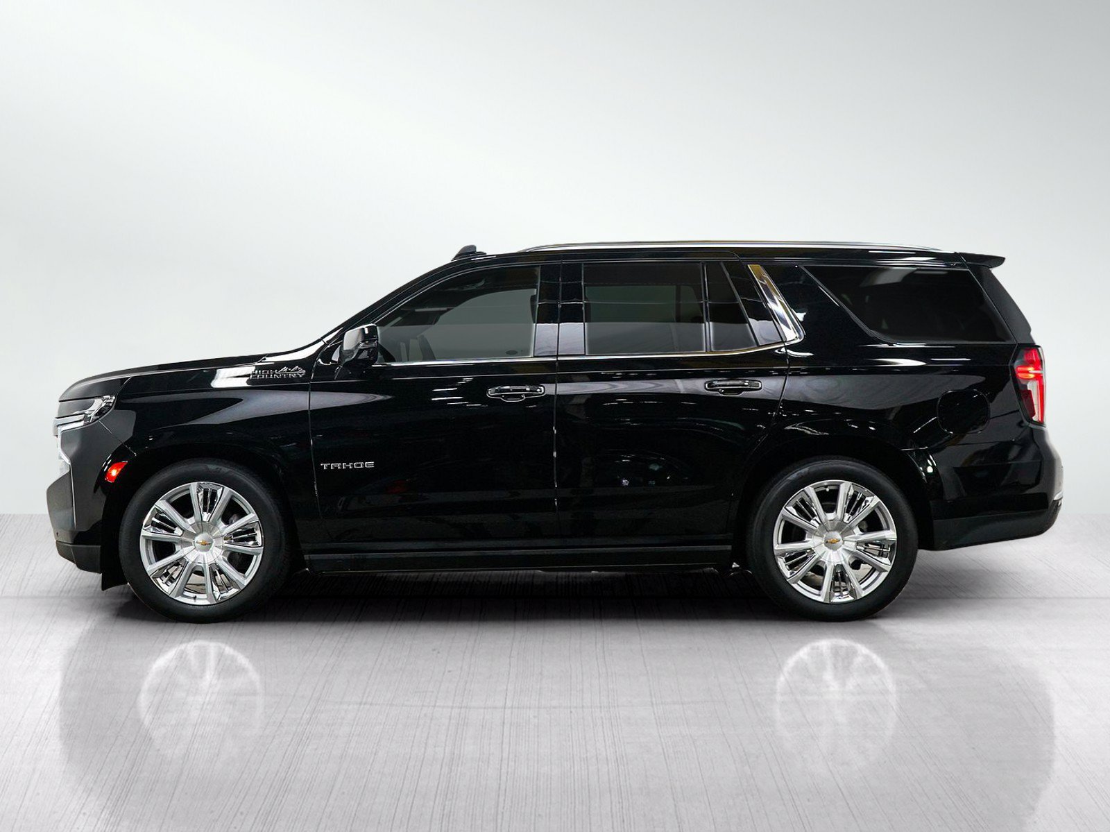 Used 2024 Chevrolet Tahoe High Country AWD/4WD image 2