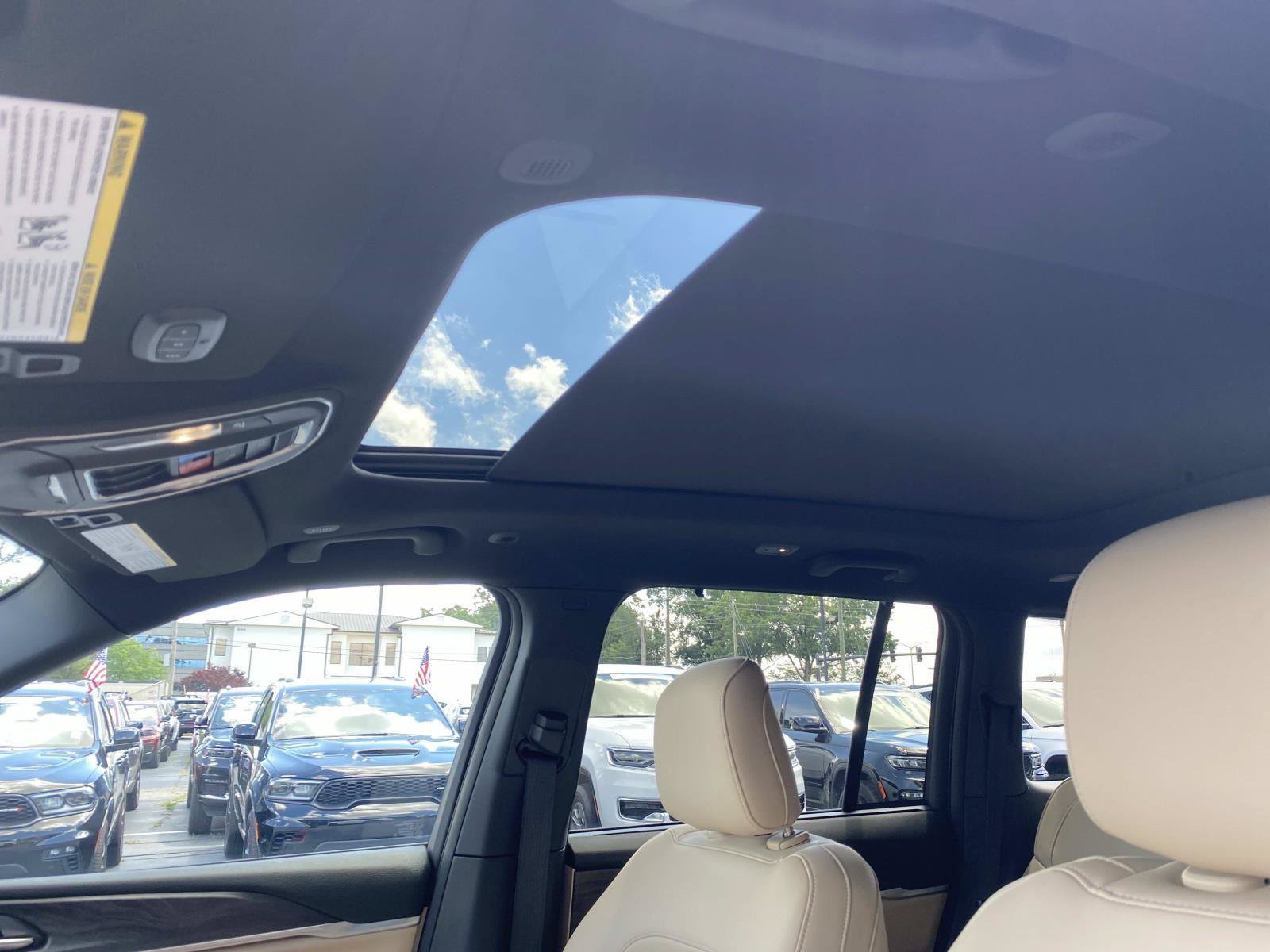 Used 2025 Jeep Grand Cherokee Limited w/ Luxury Tech Group II RWD image 27